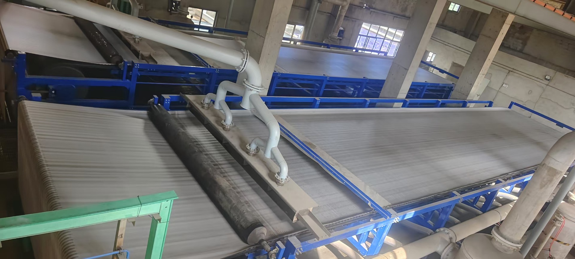 如何確定所需真空帶式過濾機(jī)的過濾面積等關(guān)鍵參數(shù)？